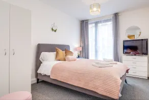 Fairytale 2 Bedroom Apartment City Centre Free Parking - Image 4