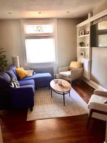 Cheerful 3-bedroom home with on-street parking - Image 3