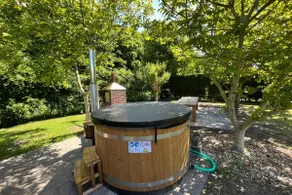 Care cry with hottub - Image 4