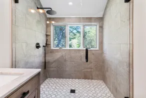 Modern Southampton home, heated pool, pickleball - Image 5