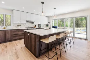 Modern Southampton home, heated pool, pickleball - Image 2