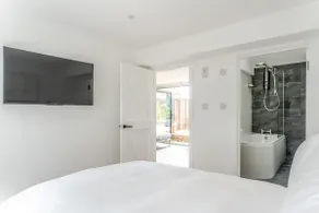 Modern self contained one bedroom with garden - Image 5