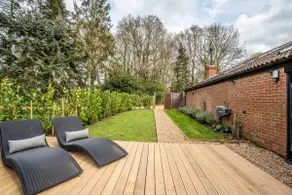 Modern self contained one bedroom with garden - Image 3