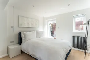Modern self contained one bedroom with garden - Image 2