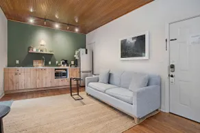 Lakeside getaway with Pool/Beach Access, Balcony - Image 2
