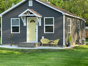 Freshly Renovated 1940s ”Sunshine Park Cottage” - Image 3