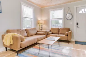 Freshly Renovated 1940s ”Sunshine Park Cottage” - Image 4