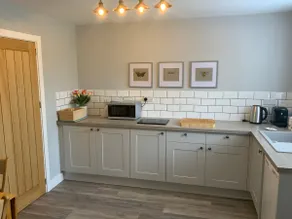 Beautiful apartment in historic Cockington - Image 5