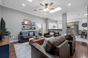 Walk to Magnolia • 2 Minutes to Baylor • Huge Private Balcony • King Beds - Image 3