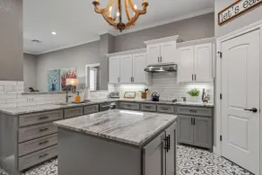 Walk to Magnolia • 2 Minutes to Baylor • Huge Private Balcony • King Beds - Image 2