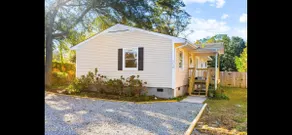 Spacious & Quiet 4-bed 8 Mins from Beach - Image 2