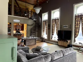 Historic 4 Bedroom, Downtown Loft Sleeps up to 6 - Image 2