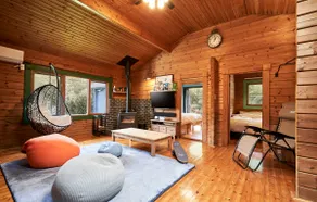 Surrounded by nature, spend time with your loved ones at the private log house, Wood Creek ISUMI - Image 2