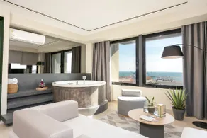 Oriana Superior Jacuzzi Sea View Suite - Image 2