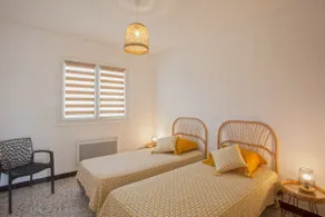 rental with sea view in a small building. - Image 4