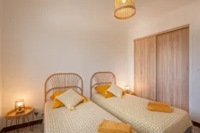 rental with sea view in a small building. - Image 5