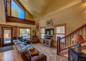 Pristine 4 seasons cabin with 9 beds & hot tub - Image 4