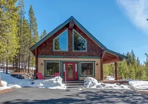 Pristine 4 seasons cabin with 9 beds & hot tub - Image 2