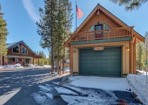 Pristine 4 seasons cabin with 9 beds & hot tub - Image 3