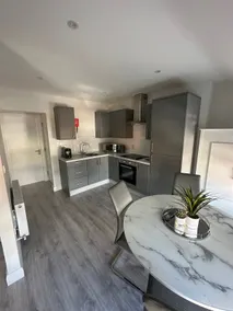 Westland Suites - Stylish, Modern, Elegant, Central Apartments A - Image 5
