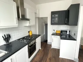1 bed Trinity Sq / Old town ground floor apt - Image 4