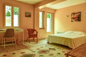 Number 7 Quiet and spacious independent house - Image 4
