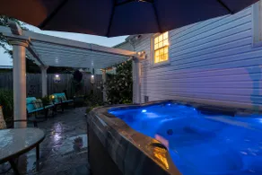 NEW! Cheerful 2 bd bungalow with hot tub. Must see! - Image 3