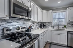 Newly remodeled! 1 Block to Beach +Free WiFi - Image 3