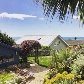 Luxury, Stylish Home, With Garden, Sea Views and Parking. - Image 2
