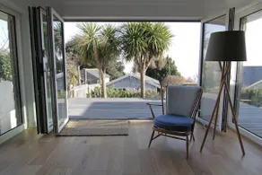 Luxury, Stylish Home, With Garden, Sea Views and Parking. - Image 4
