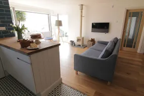 Luxury, Stylish Home, With Garden, Sea Views and Parking. - Image 5