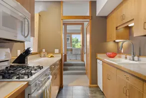 16 Bridge Square 1 bedroom Loft with Private Patio - Image 2