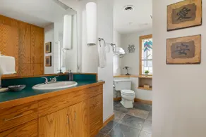 16 Bridge Square 1 bedroom Loft with Private Patio - Image 4