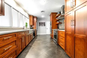 Nature Inspired 3 Bed MCM, near HOF, Wooded view - Image 3
