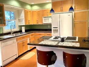 Tranquil Home in Beautiful Setting - Image 2
