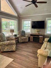 Rosie’s Peaceful Lake House - Image 2