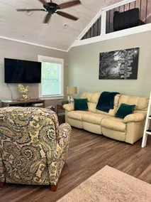 Rosie’s Peaceful Lake House - Image 4