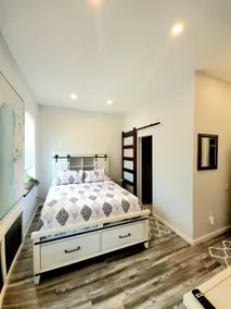 Full service modern apt. Sleeps 4. Prime location - Image 3