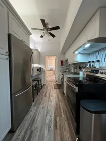 Full service modern apt. Sleeps 4. Prime location - Image 5