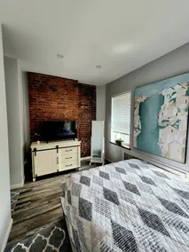 Full service modern apt. Sleeps 4. Prime location - Image 2