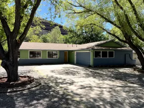 Midcentury Ranch w/AC, Fully Fenced Yard, 2 Car Garage, WD, 5 HD TVs, Fast WiFi - Image 2
