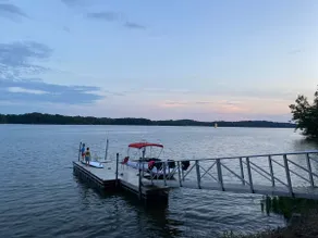 Cozy 3 Bedroom Cottage, Direct Lake Access & Dock - Image 3