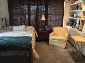 Bee Suite-adorable one bedroom with outdoor space - Image 3
