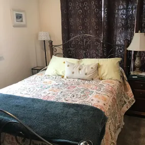 Bee Suite-adorable one bedroom with outdoor space - Image 2