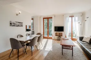 Relax at the lake, swimming pool and parking - Image 3