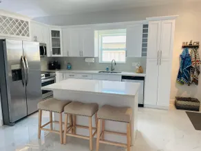 Beautiful 3 bedroom home near beaches and shopping - Image 2
