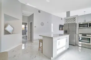 Beautiful 3 bedroom home near beaches and shopping - Image 3