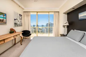 Spectacular Views on Main Beach w Pool & Gym - Image 3