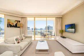 Spectacular Views on Main Beach w Pool & Gym - Image 2