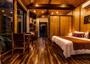 Kenya Safari Lodge w/ hot tub- Four Fillies Lodge - Image 3